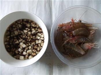 鲜虾香菇大米粥的做法图解1