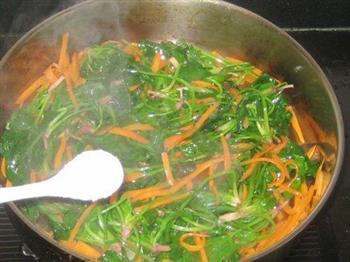 胡萝卜丝炒菠菜的做法步骤4