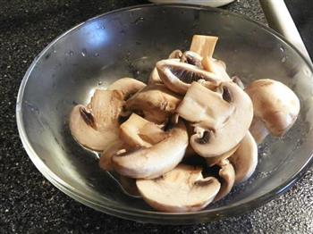蘑菇玉米芯小炒肉的做法图解2