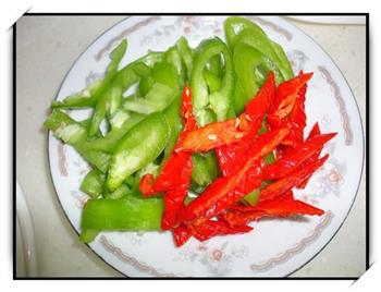 青红椒煸小鱼干的做法步骤3