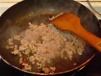 酸豆角笋干炒肉末的做法步骤3