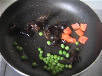 荸荠黑木耳炒肉片的做法步骤3