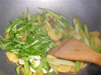 芹菜炒土豆片的做法步骤6
