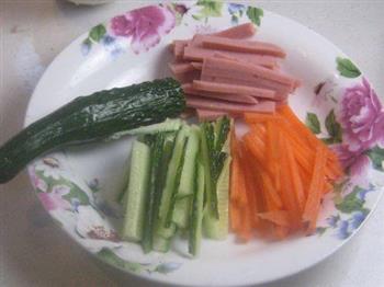 杂蔬鲜虾白菜卷的做法步骤2