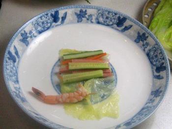 杂蔬鲜虾白菜卷的做法步骤7