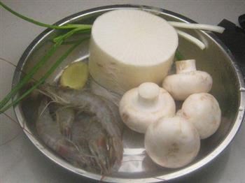 蘑菇海虾萝卜汤的做法步骤1