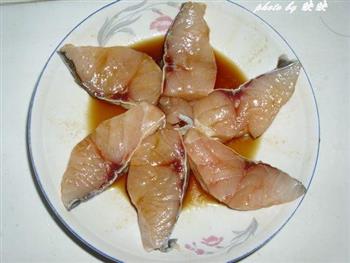 六角星榨菜蒸鱼的做法步骤1