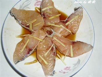六角星榨菜蒸鱼的做法步骤2