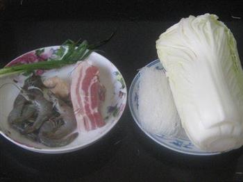 咸肉鲜虾白菜煲的做法步骤1