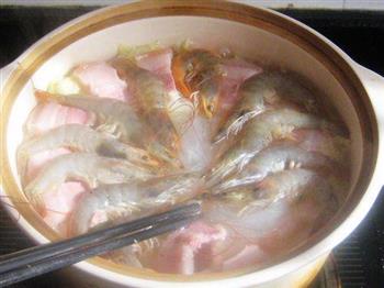 咸肉鲜虾白菜煲的做法步骤11