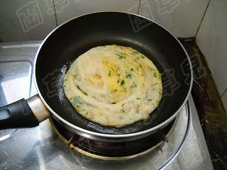 咖喱芹菜鸡蛋饼的做法步骤12