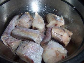 红烧鳕鱼炖木耳的做法图解2