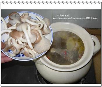 蘑菇炖鸡汤的做法步骤7