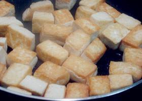 蟹味菇黄金豆腐的做法步骤3