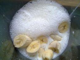 香蕉奶昔的做法步骤4