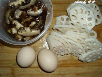蘑菇莲藕杂蔬火锅的做法步骤2