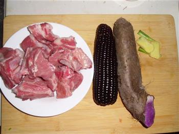 紫山药紫玉米排骨汤的做法图解1