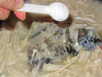 金针菇粉丝鱼头汤的做法步骤12
