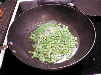 酸黄瓜四季豆炒肉末的做法步骤3