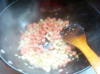 三文肉肠蛋炒饭的做法步骤10