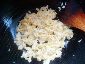 三文肉肠蛋炒饭的做法步骤6