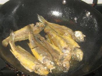 芝麻酱烧小黄鱼的做法步骤4