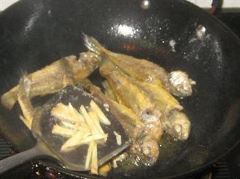 芝麻酱烧小黄鱼的做法步骤5