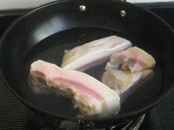 咸猪头肉炖黄豆的做法图解3
