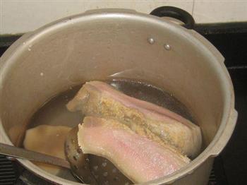 咸猪头肉炖黄豆的做法步骤4