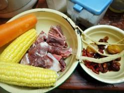 玉米红萝卜猪骨汤的做法步骤1