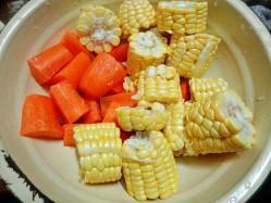 玉米红萝卜猪骨汤的做法步骤3