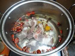 玉米红萝卜猪骨汤的做法步骤4