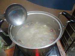 玉米红萝卜猪骨汤的做法步骤5