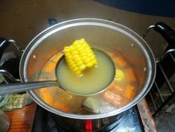 玉米红萝卜猪骨汤的做法步骤7