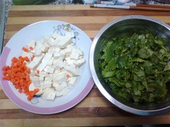 芹菜叶炒豆腐的做法步骤1
