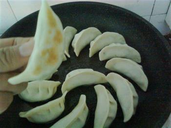 荠菜煎饺的做法步骤11
