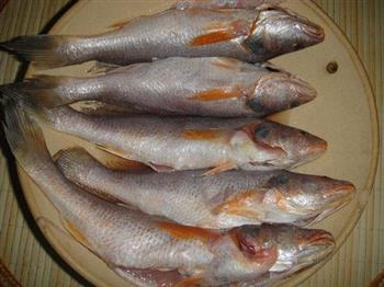 豆豉红烧黄花鱼的做法步骤1