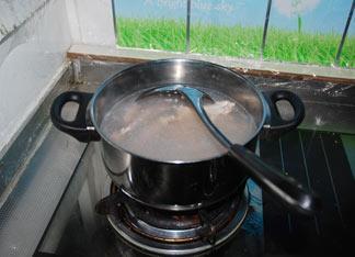 莲藕排骨汤的做法步骤2