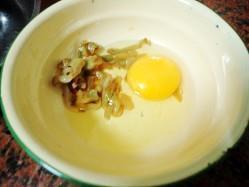 榨菜煎蛋配白粥的做法步骤2