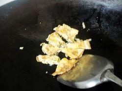 榨菜煎蛋配白粥的做法步骤6
