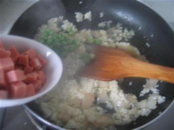 金色方腿青豆炒饭的做法步骤5