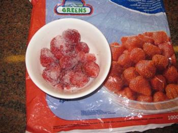 草莓冰激凌的做法步骤1
