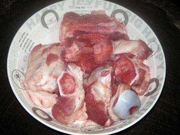 白菜煲猪大骨汤的做法步骤1