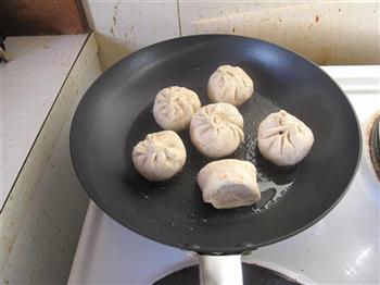 鲜蘑猪肉水煎包的做法步骤15