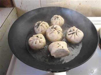 鲜蘑猪肉水煎包的做法步骤16