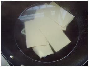 蒜香蚝油豆皮卷的做法步骤1