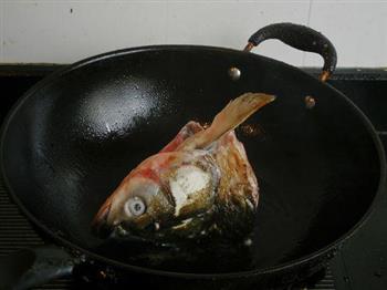 平菇白菜鱼头汤的做法步骤4