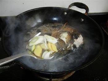 平菇白菜鱼头汤的做法步骤5