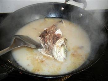 平菇白菜鱼头汤的做法步骤6