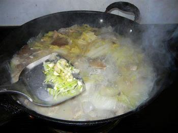 平菇白菜鱼头汤的做法步骤9